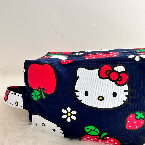 BAGGU x Hello Kitty Apple 🍎 Dopp Kit - Picture 2 of 11